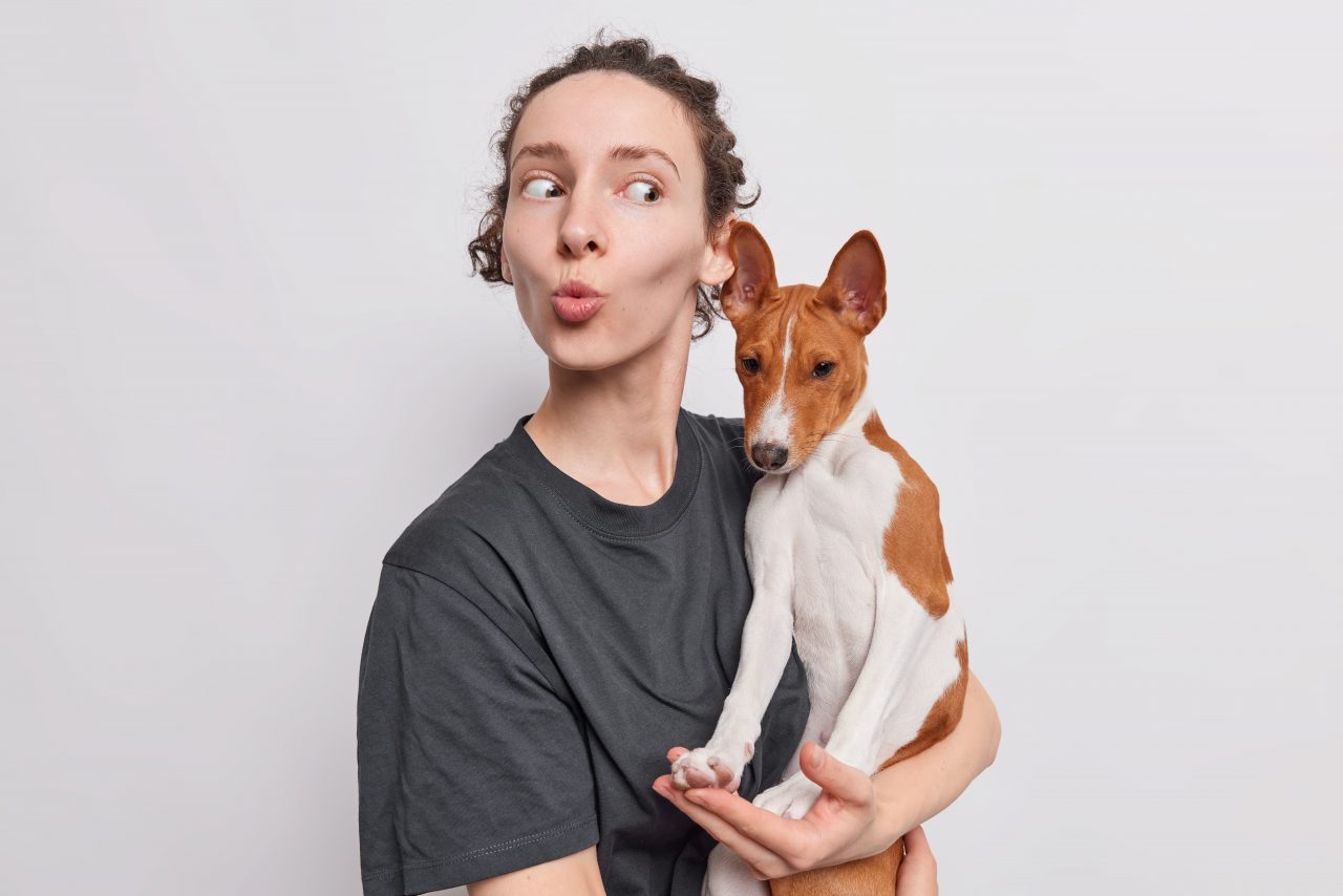 chica que mira a la derecha haciendo morritos